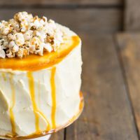 Как правильно испечь коржи, собрать и украсить торт вашей мечты